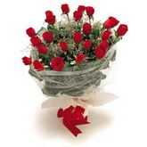 13 adet sevdiklerinize özel görsel bir şekilde hazırlanmış etkileyici ve dikkat çekici kırmızı gül çiçekler buket tanzimi