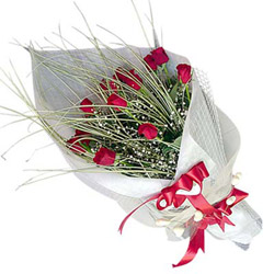 12 adet sevdiklerinize özel görsel bir şekilde hazırlanmış etkileyici ve dikkat çekici kırmızı gül çiçekler buket tanzimi