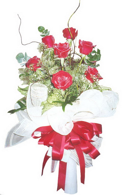 7 adet sevdiklerinize özel görsel bir şekilde hazırlanmış etkileyici ve dikkat çekici kırmızı gül çiçekler buket tanzimi