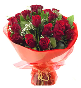 Bursa çiçek ten sevdiklerinize etkileyici  15 adet kırmızı gül buketi görsel bir tanzim