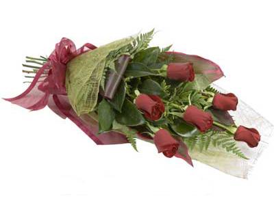 6 adet sevdiklerinize özel görsel bir şekilde hazırlanmış etkileyici ve dikkat çekici kırmızı gül çiçekler buket tanzimi