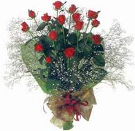 12 adet sevdiklerinize özel kırmızı gül çiçekler görsel bahar havasında hazırlanmış demet modeli