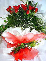 12 adet sevdiklerinize özel görsel bir şekilde hazırlanmış etkileyici ve dikkat çekici kırmızı gül çiçekler buket tanzimi